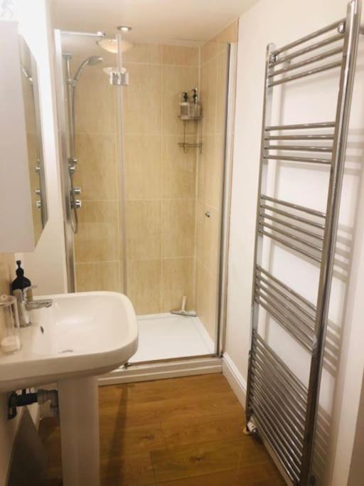 2 Double Bedroom Large Modern Self Contained Apartment Free Parking Кемберлі Екстер'єр фото